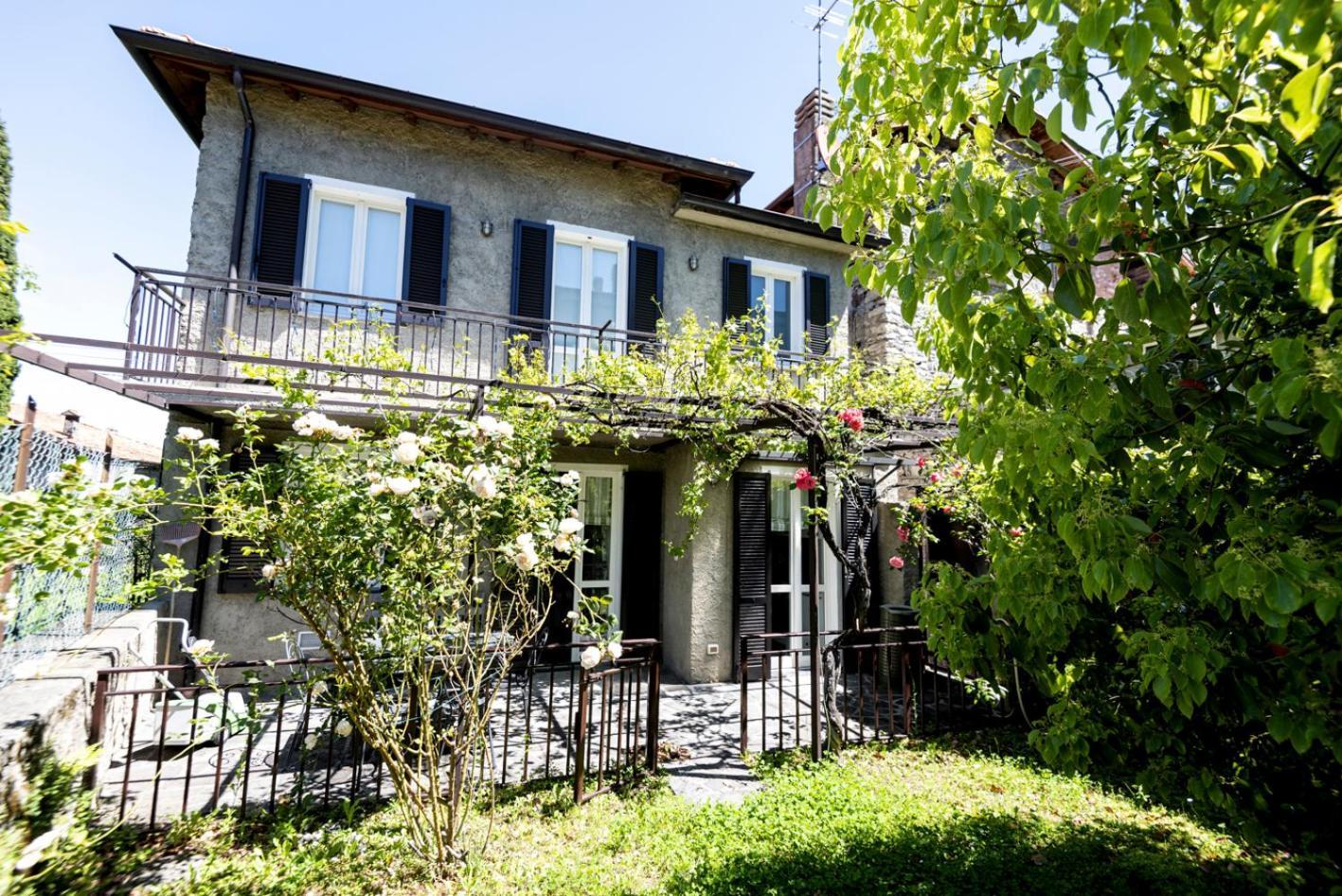 Castello Di Vezio In The Village วาเรนนา ภายนอก รูปภาพ